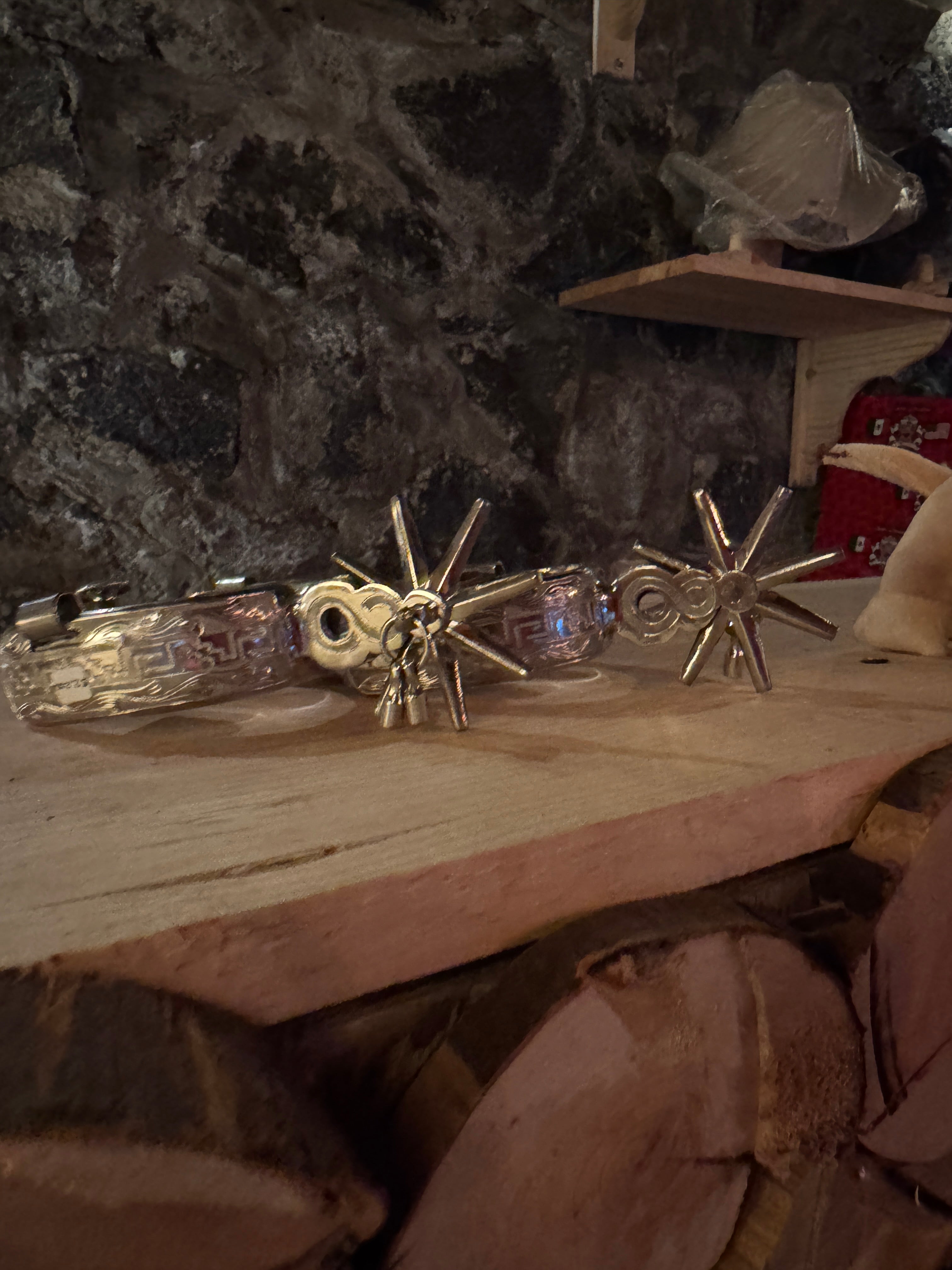 Espuela charra con grabado y aretes